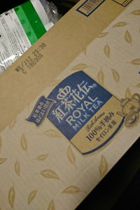 紅茶花伝　ロイヤルミルクティ箱　４７０ｍｌ×２４の商品写真