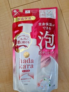 hadakara(ハダカラ) ボディソープ 泡タイプ フローラルブーケの香り　詰替４４０ｍｌのレビュー画像