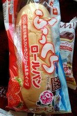 ふっくらロールパン(フロム蔵王牛乳入りいちごクリー