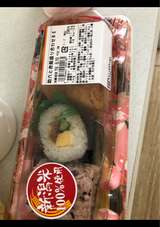 まるこう 助六と赤飯盛合せ 1P