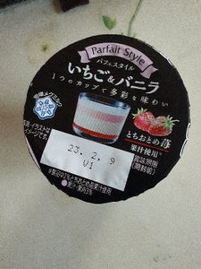 雪印メグミルク　いちご＆バニラ　１１０ｇの商品写真