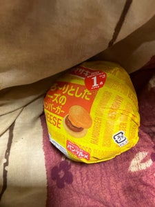 ヤマザキ　とろーりしたチーズのハンバーガーの商品写真