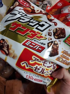 ブラックサンダーミニバーアーモンド&ヘーゼルナッツの商品写真