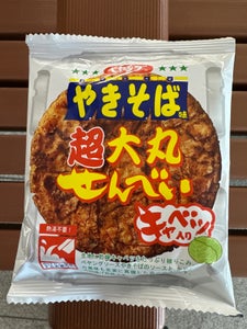 三州製菓　ペヤングソース焼きそば味超大丸せんべいの商品写真