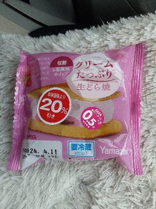 ヤマザキ　クリ−ムたっぷり生どら焼桜餅＆苺風味ホイの商品写真