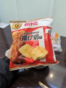 カルビー ポテトチップス揚げ鶏味 63g