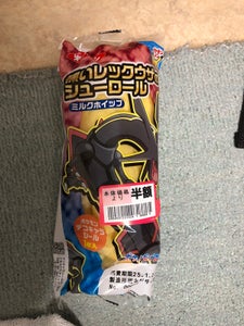 第一パン 黒いレックウザのシューロールミルクWH