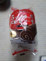 5つに切ったロールケーキ(チョコ)